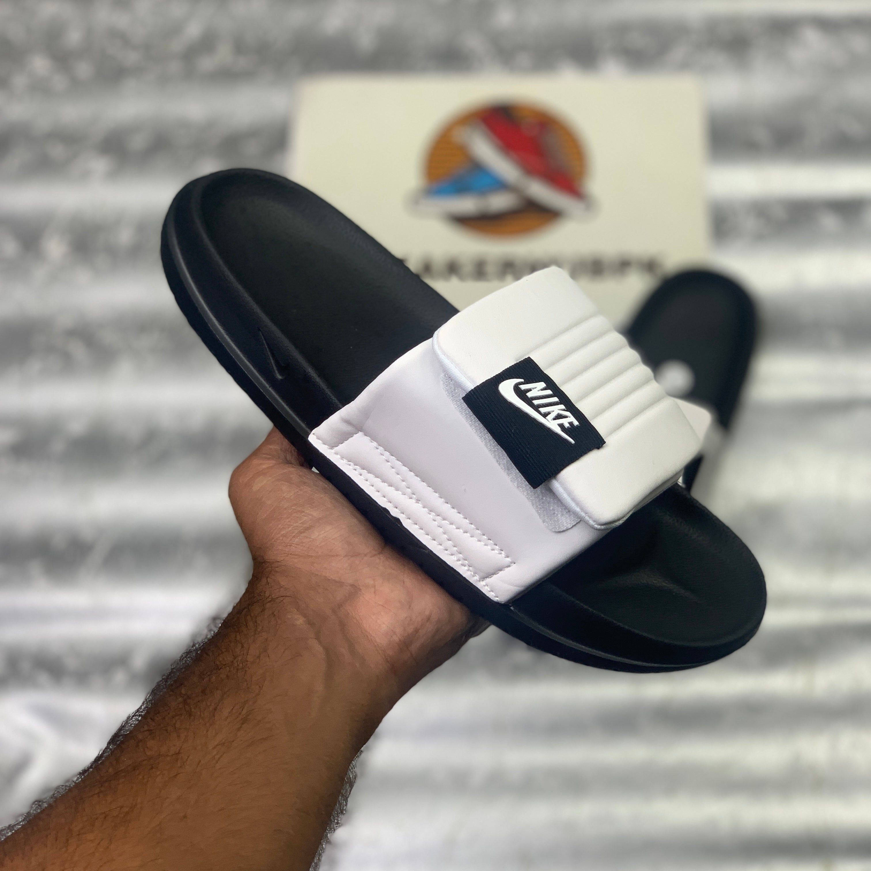NK OFF-COURTT ADJUST SLIDE (BLACK WHITE)