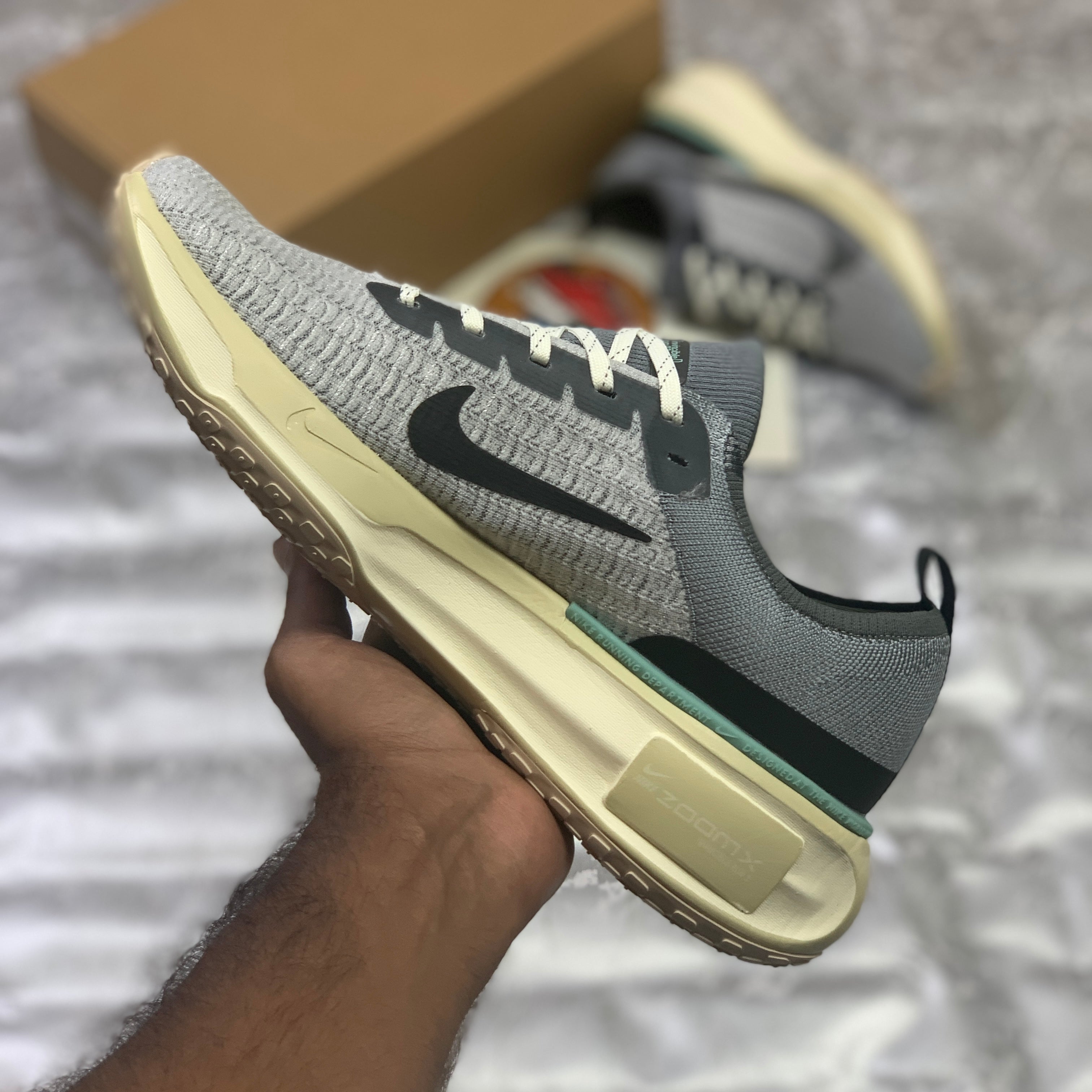 Nk Zooom X Invinciible Runn 3 (Grey)
