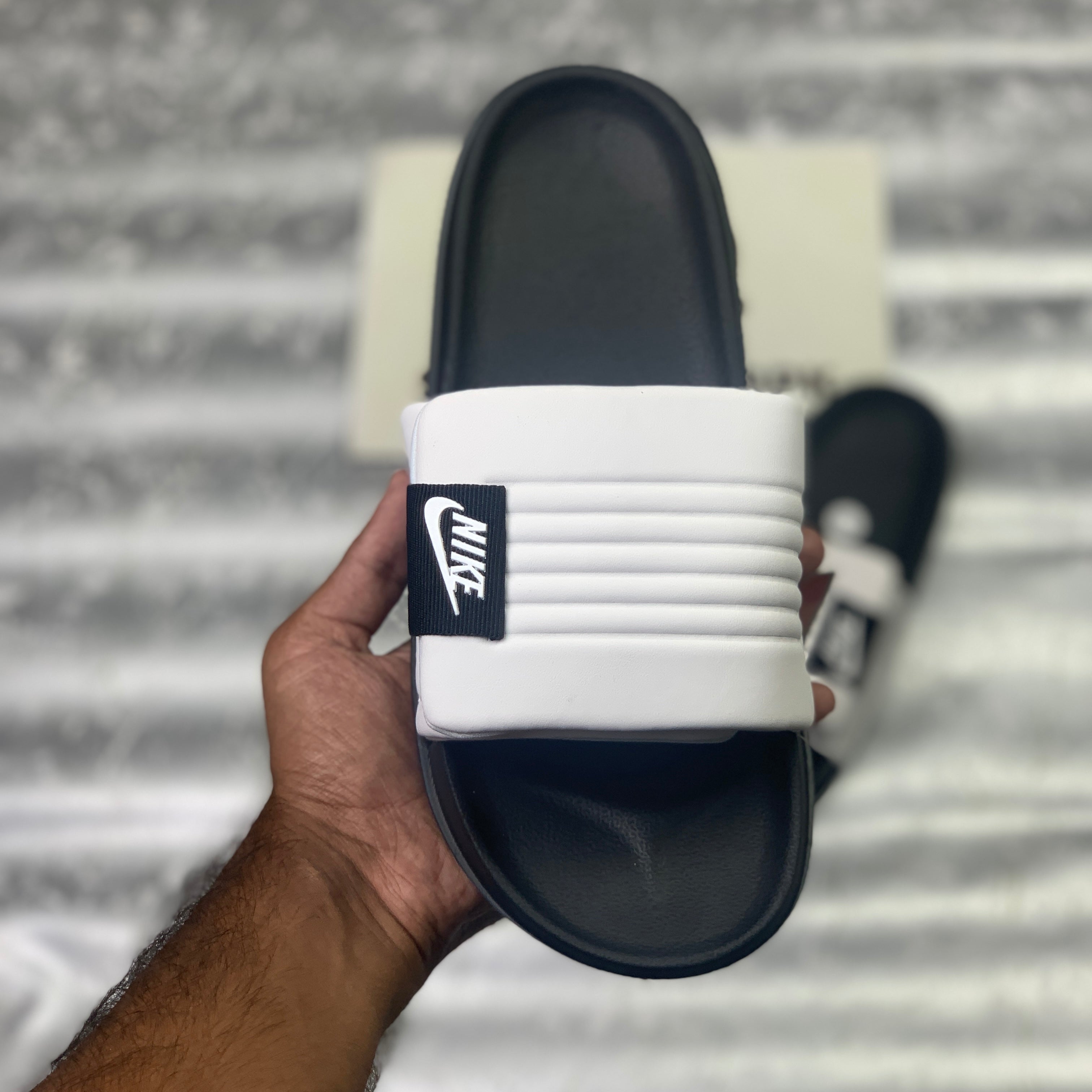 NK OFF-COURTT ADJUST SLIDE (BLACK WHITE)