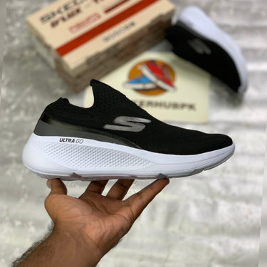 Skecherrs GoRun UltraGo “Black White"