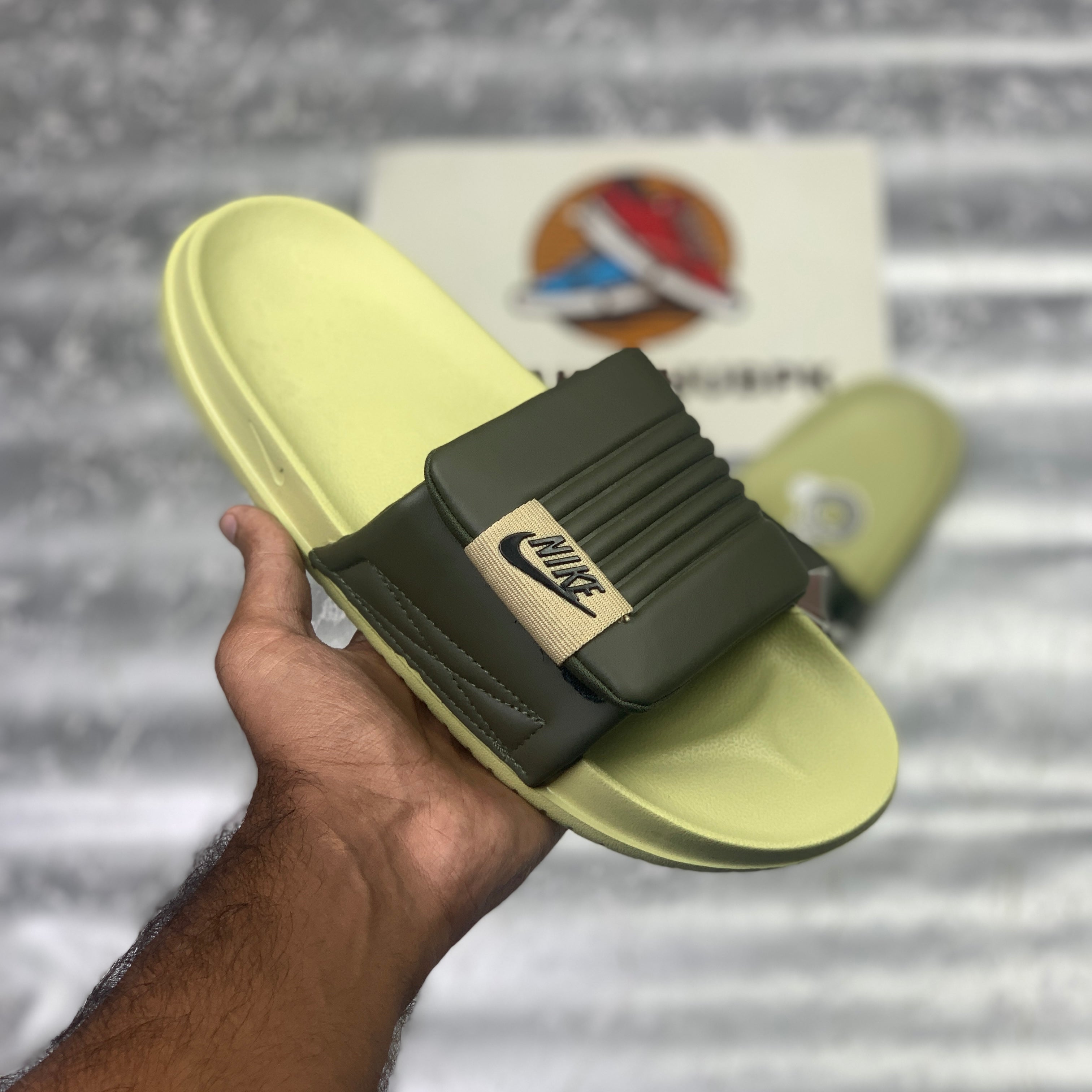 NK OFF-COURTT ADJUST SLIDE (MEDIUM OLIIVE)