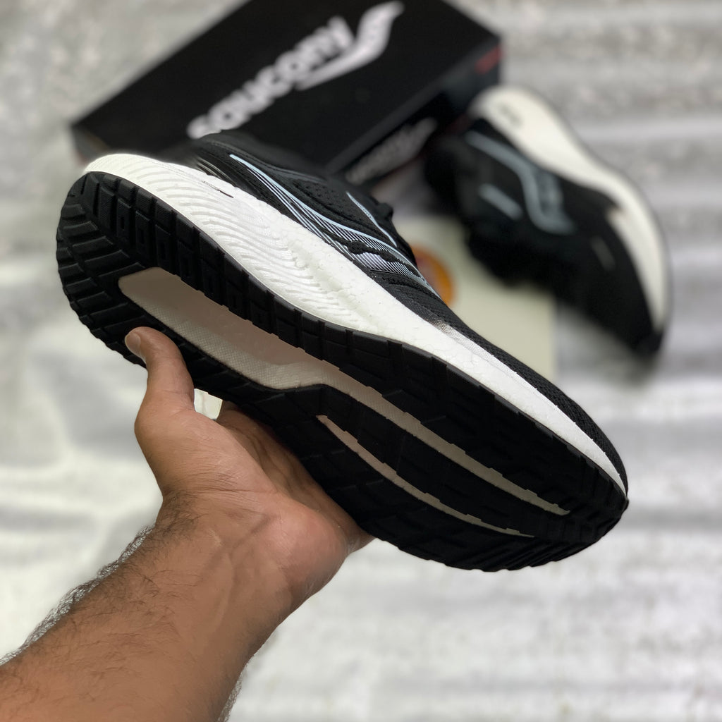 Sauconny Triiumph 21 (Black White) Top Premium Batch