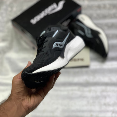 Sauconny Triiumph 21 (Black White) Top Premium Batch