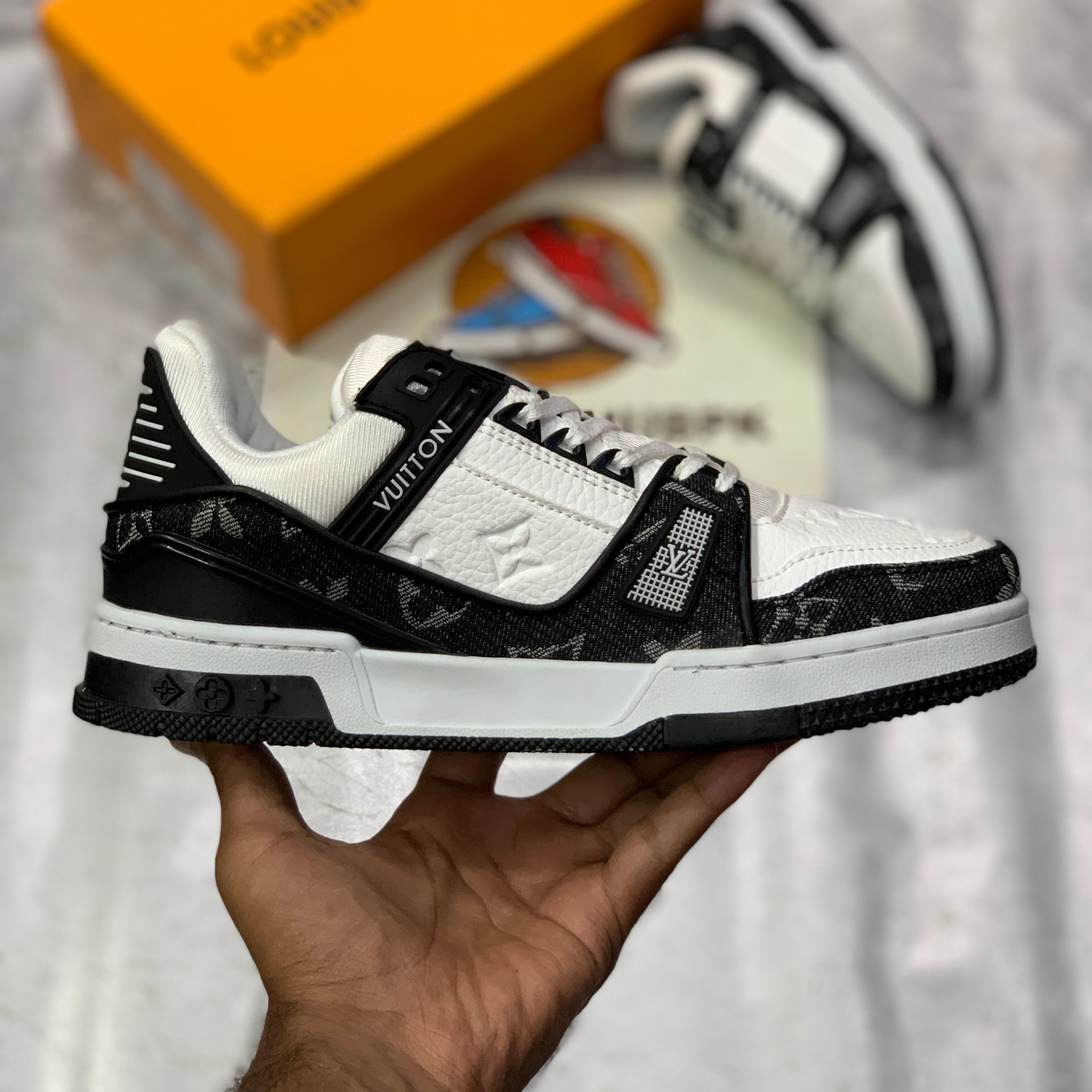 Lo-Vi Trainers Black