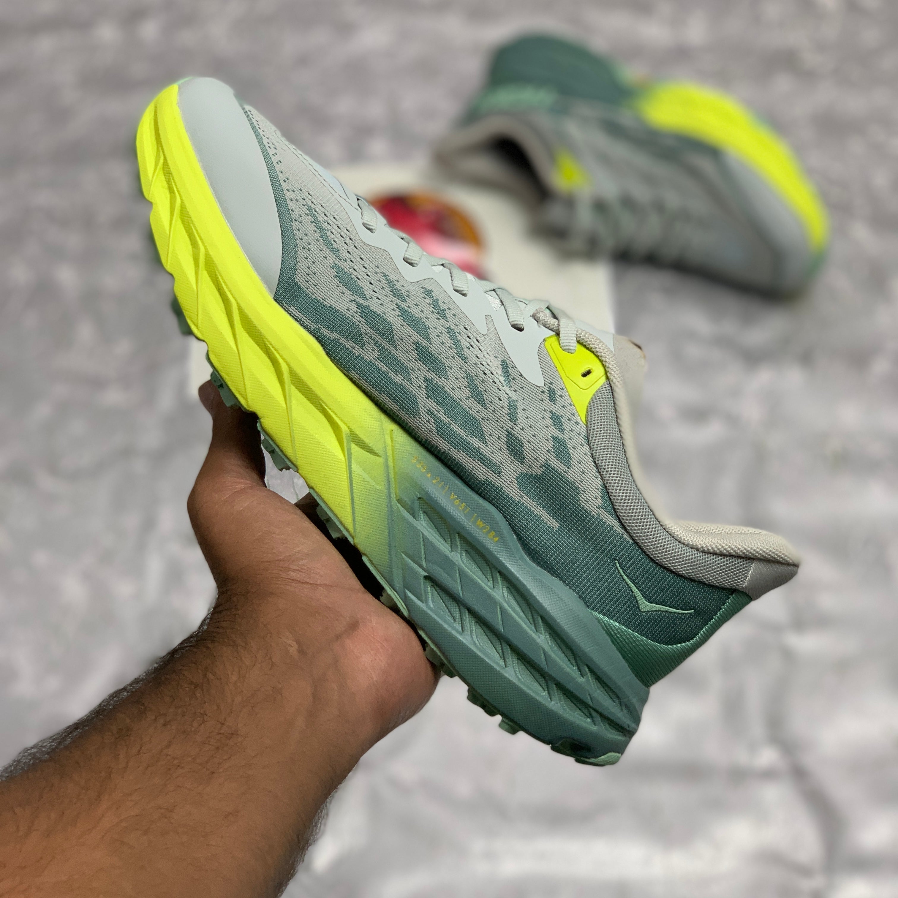 Hoka SpeedGoat 5 (Light Grey Neon)
