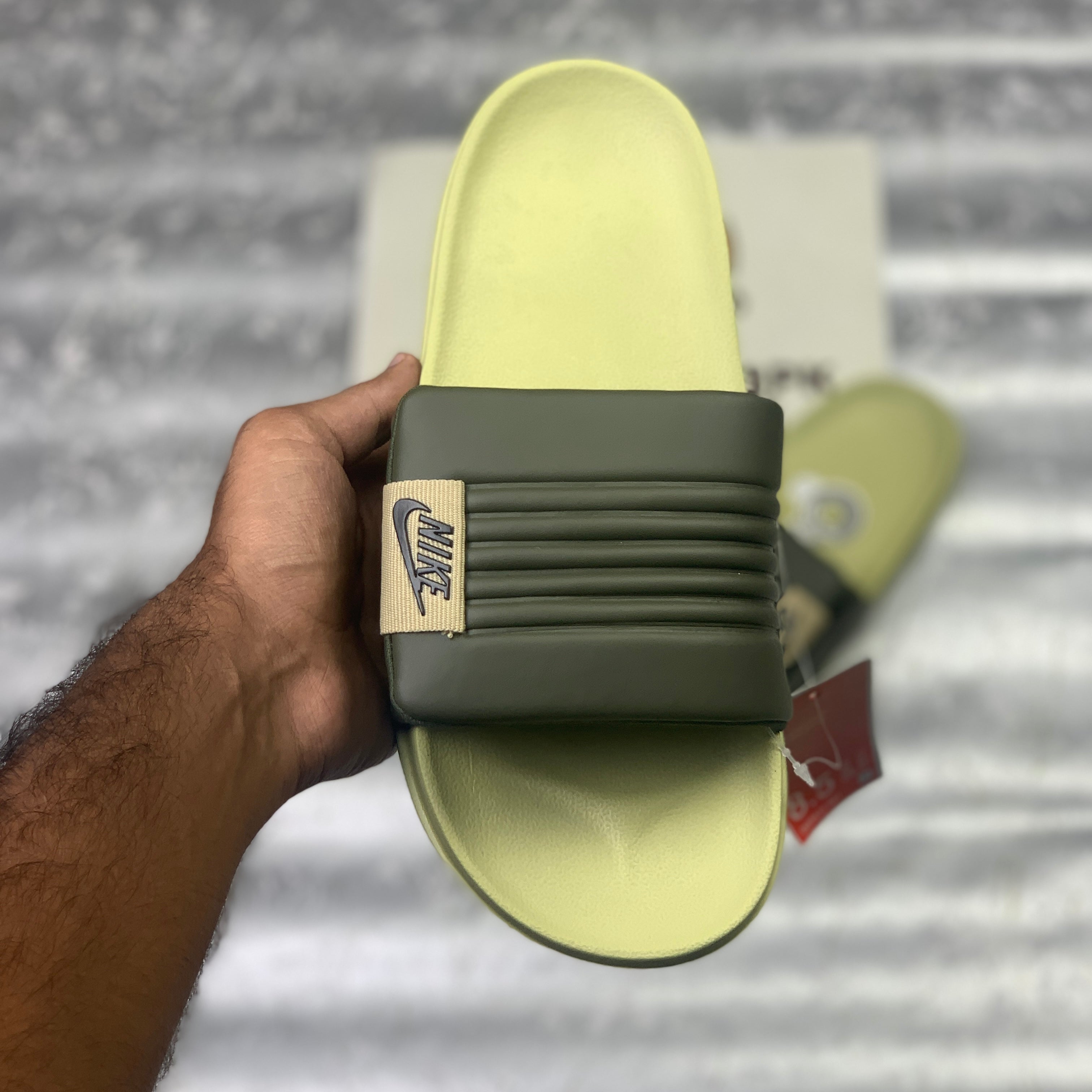 NK OFF-COURTT ADJUST SLIDE (MEDIUM OLIIVE)
