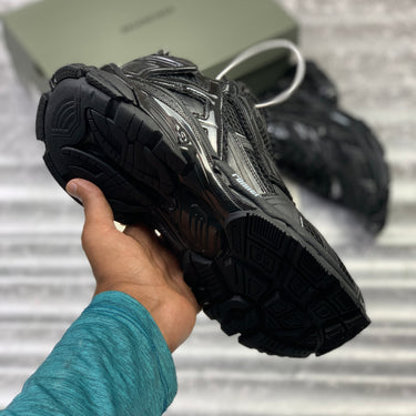 BALLENCIIAGA RUNNER (TRIIPLE BLACK)TOP PREMIUM BATCH