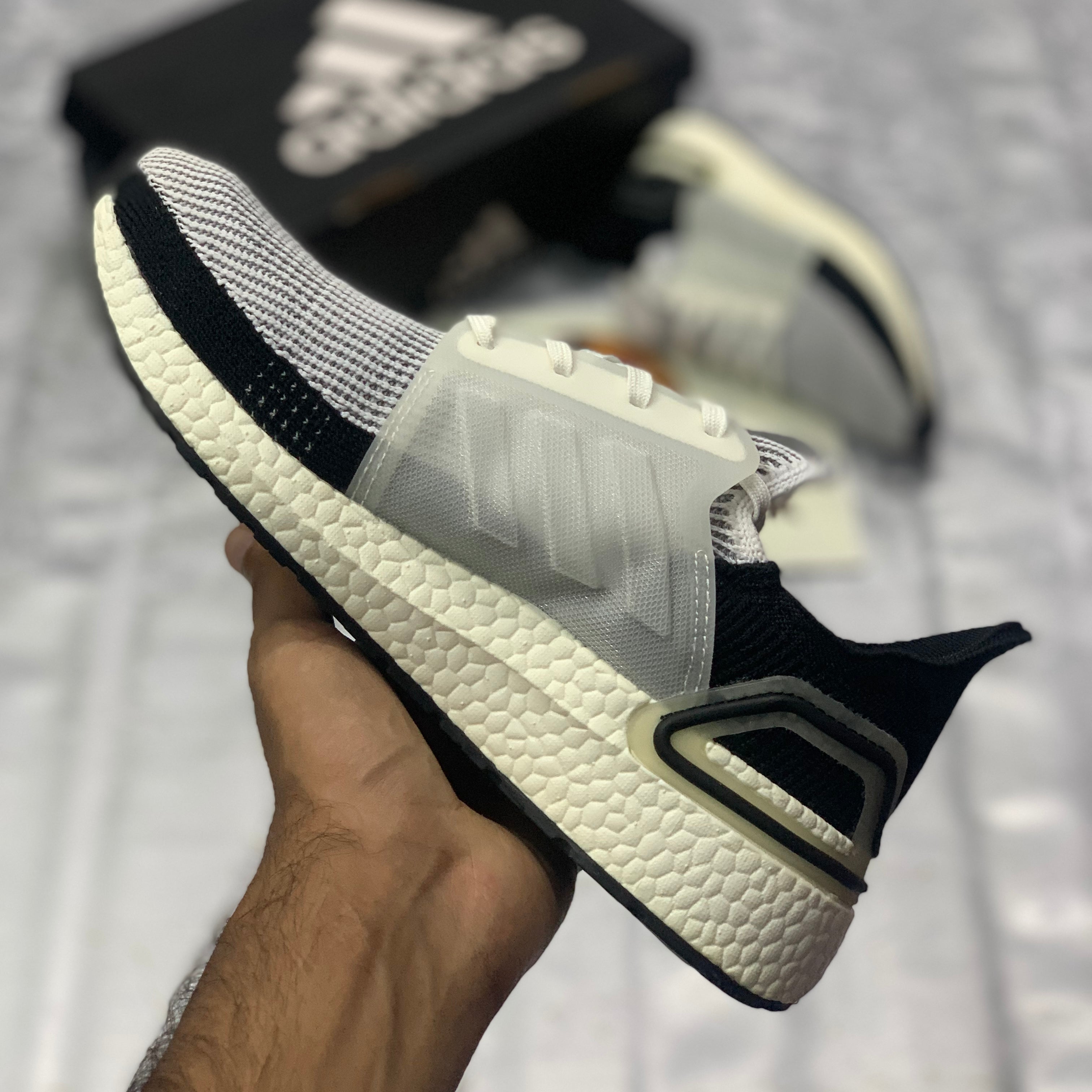 UB 19 "White Black"