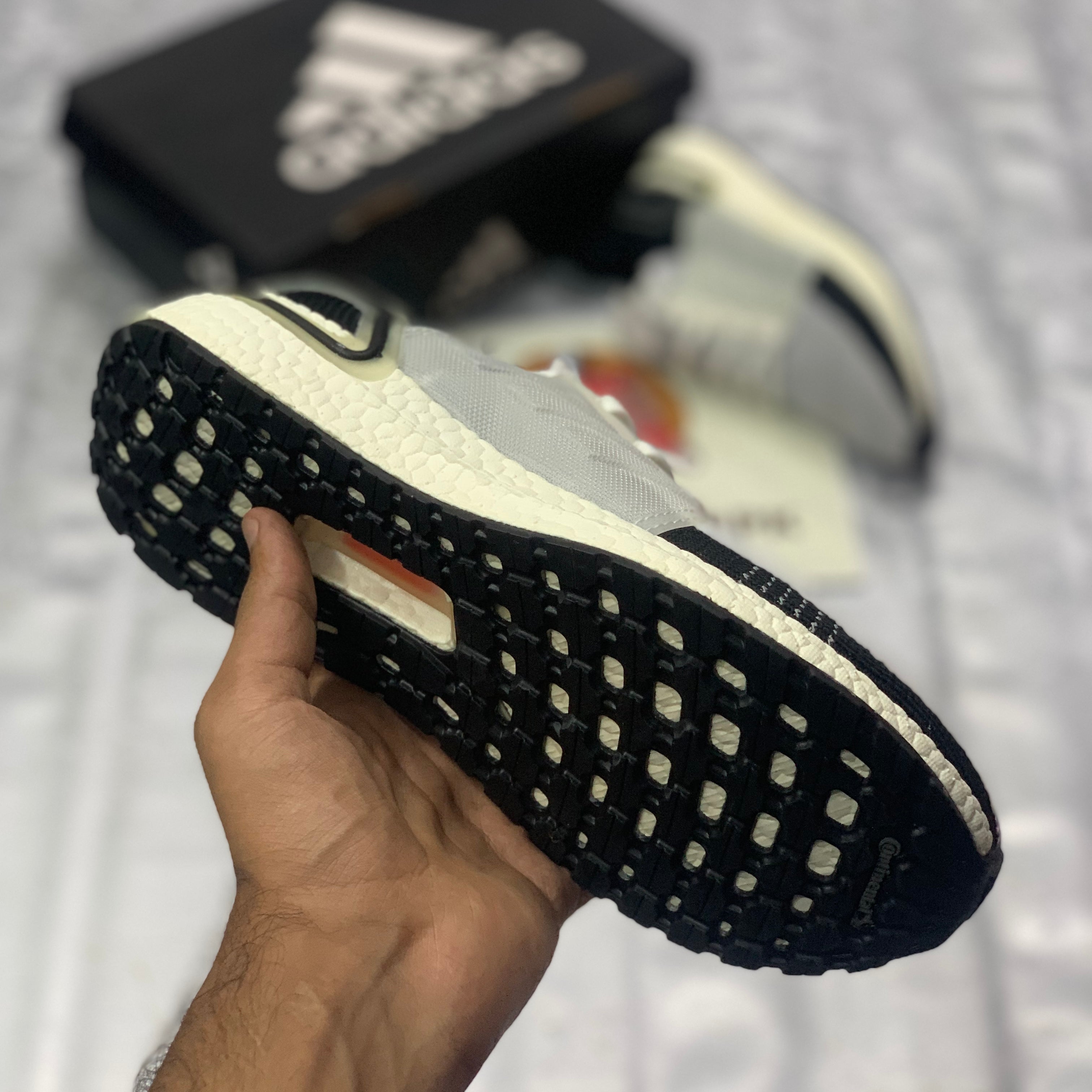 UB 19 "White Black"